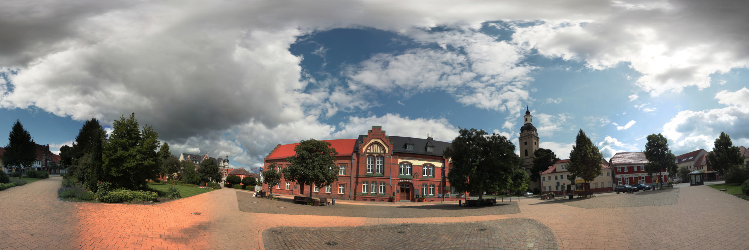 Der Marktplatz von Gentin leidet hier unter einer leichten Laola-Welle - das kann mein Reisebegleiter nicht besser rechnen...