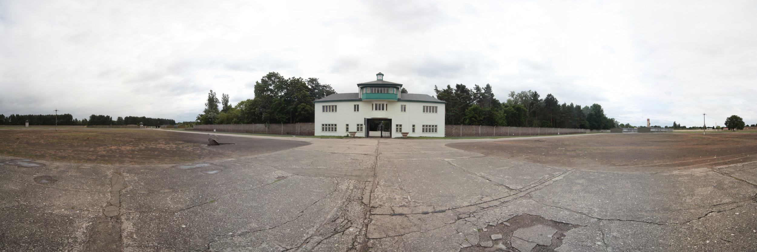 Das Eingangsgebäude des Lager Sachsenhausen von der Lagerseite her gesehen