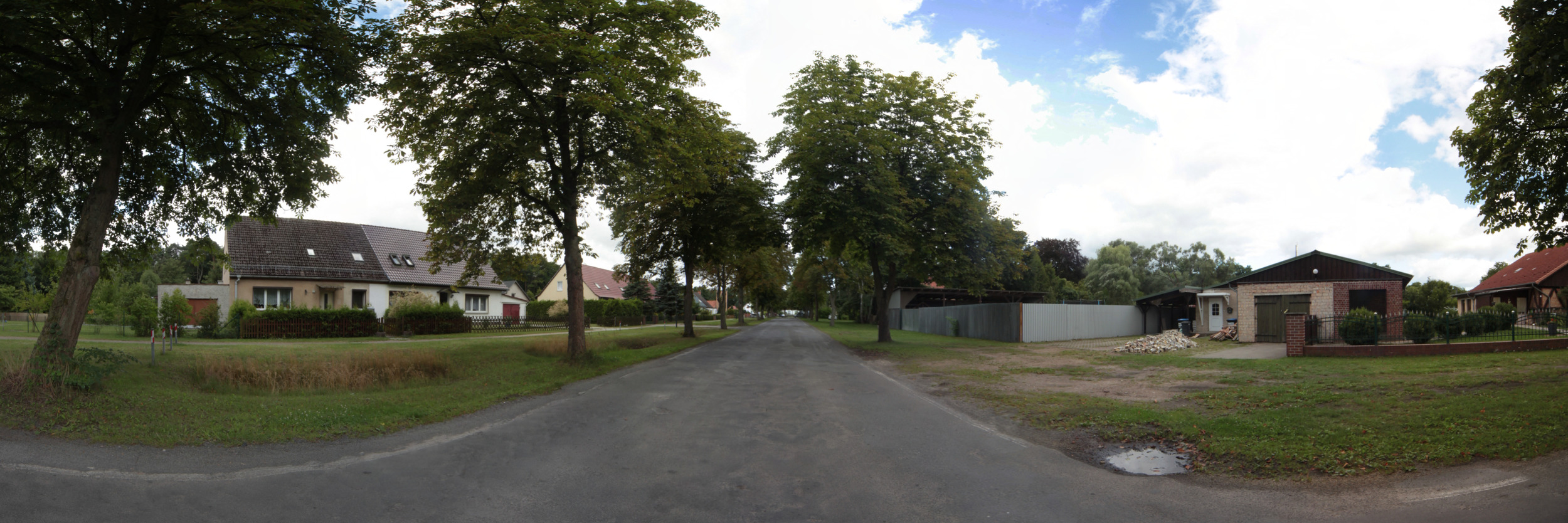 die Dorfstraße in Tornow