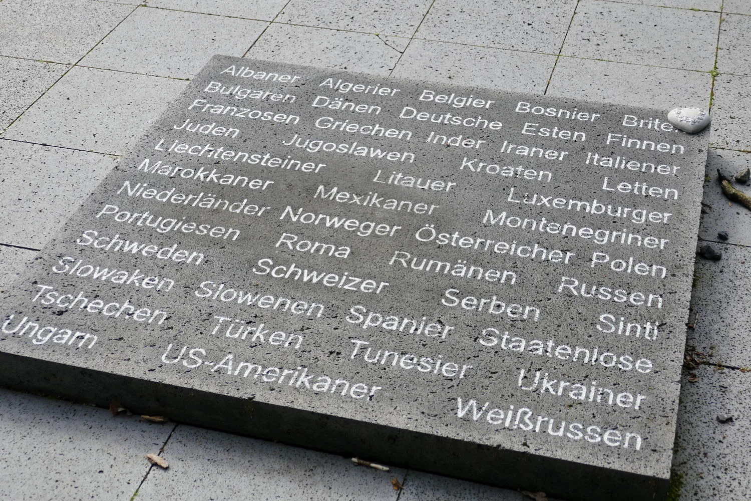 Gedenktafel mit Benennung der Nationen der Häftlinge