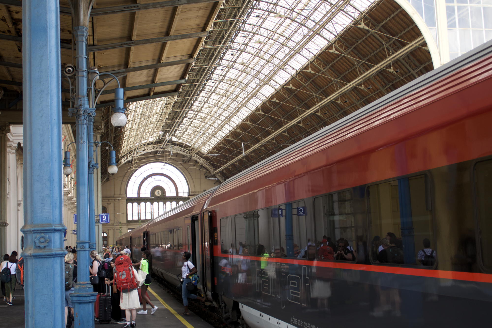 Die Bahnhofshalle in Budapest Keleti.jpg