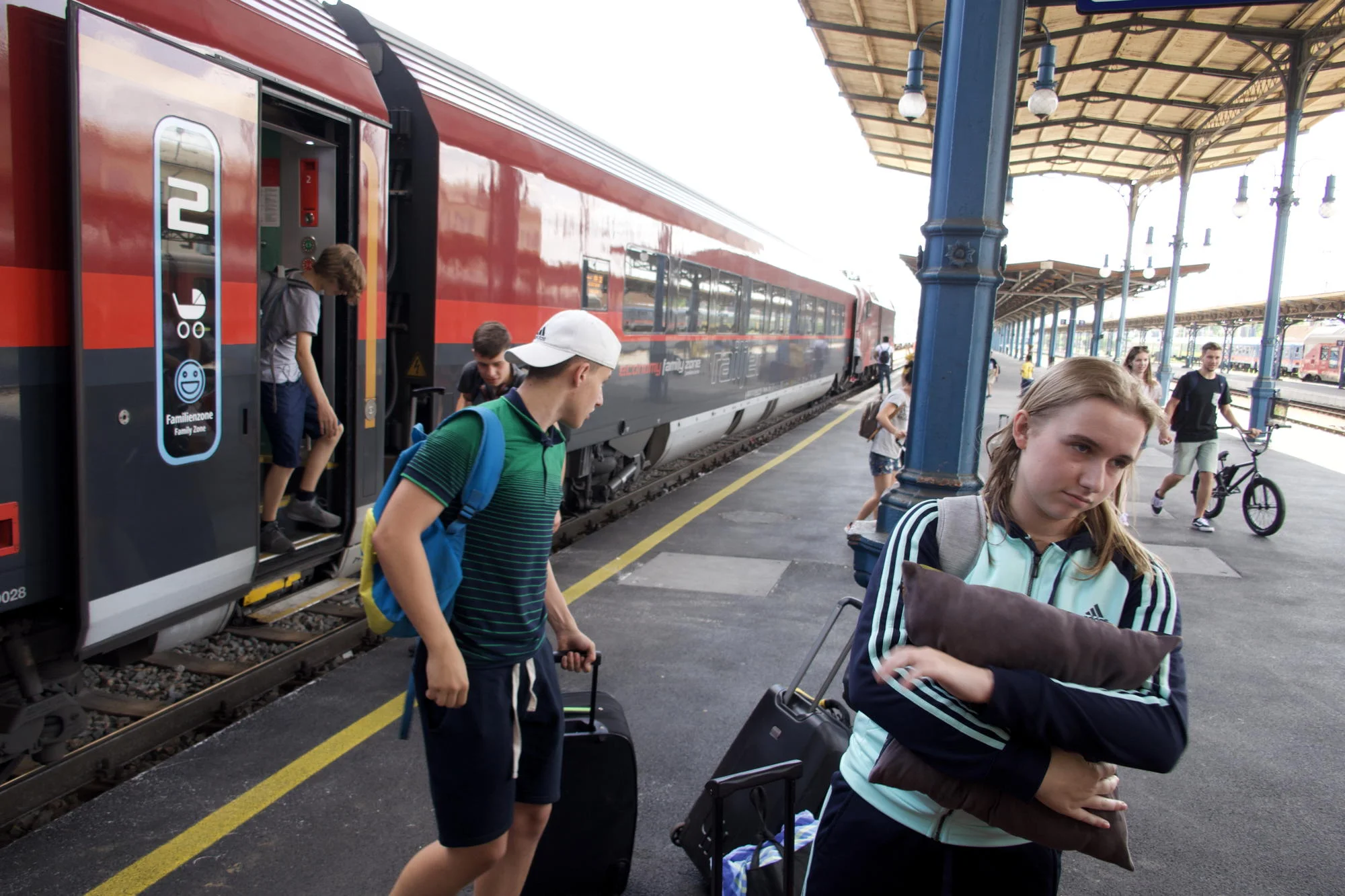 Erfrischt aus dem Zug steigen.jpg