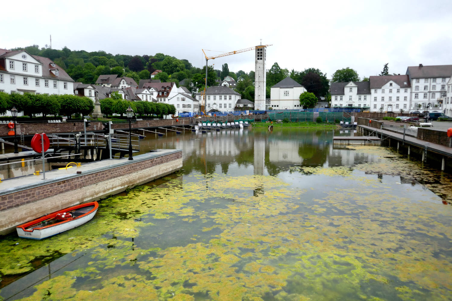 Hafenbecken Bad Karlshafen 2020 Niedrigwasser bei Mauerrenovierung.JPG