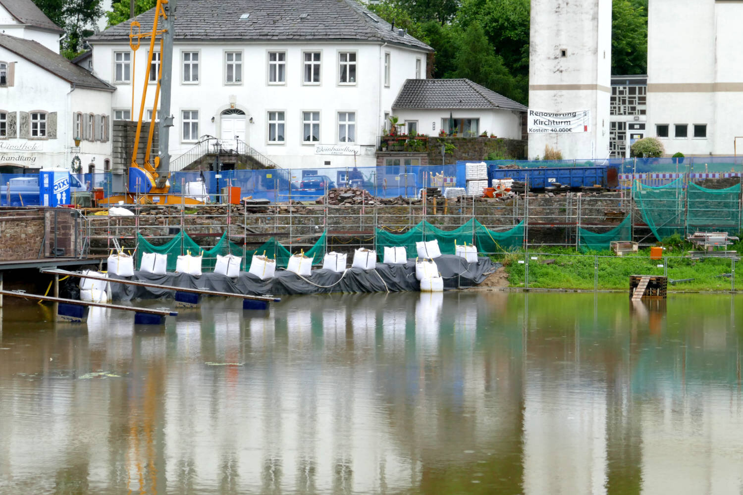 Karlshafen 2020 Niedrigwasser bei Mauerrenovierung Schwaneninsel.JPG