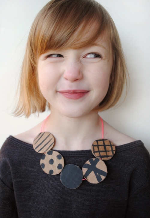 I Love this minted.com DIY REVERSIBLE CARDBOARD NECKLACE FOR KIDS , because who says you need to spend a lot of money to be fashionable? With just a bit of cardboard, some paint and a bit of string, your little one can make their very own Statement Making Necklace. Minted.com has a very thorough tutorial with pictures that is an easy to follow project for you and your little one to enjoy doing together!