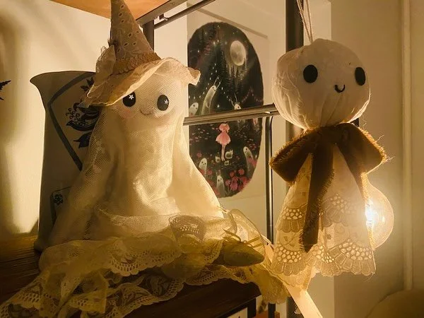 Wonder-filled attic ghost in vintage lace from @daintycheeks has made my whole season. I love them so much they&rsquo;re staying up all year. 
B👻👻!

#daintycheeks #ghost