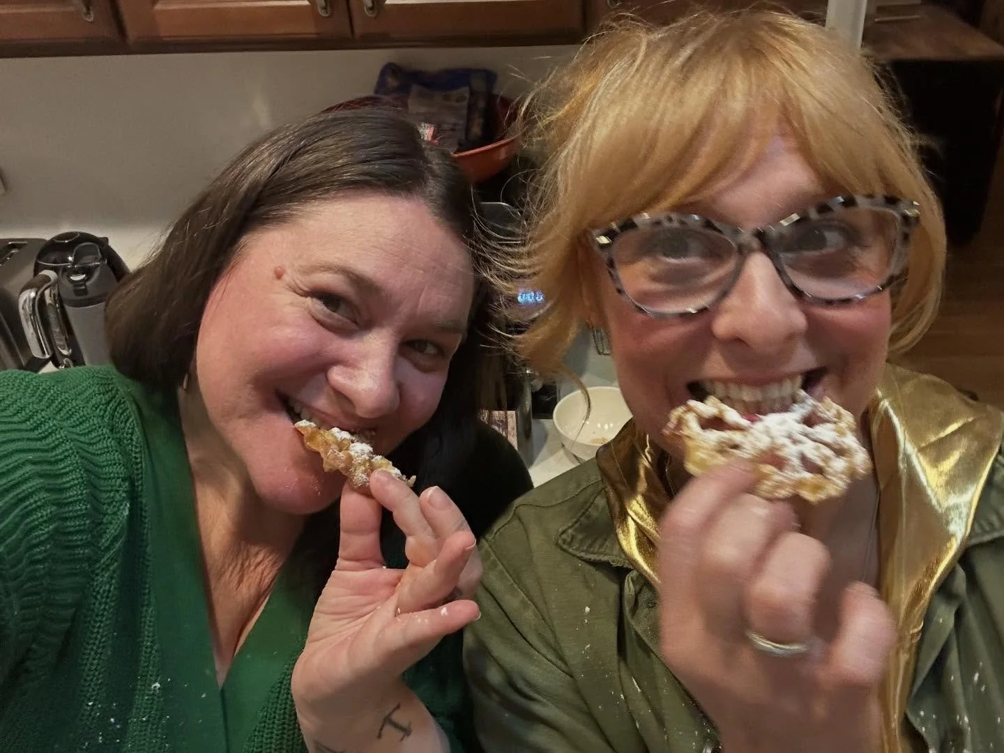 Weekend snapshots ✨
Sissy baking rosettes 🏵️ (grandma vibes), time with Albert ❤️, Pyphor 🐶, and Mario 🤍
My favorite season + my favorite people = magic 🎄✨