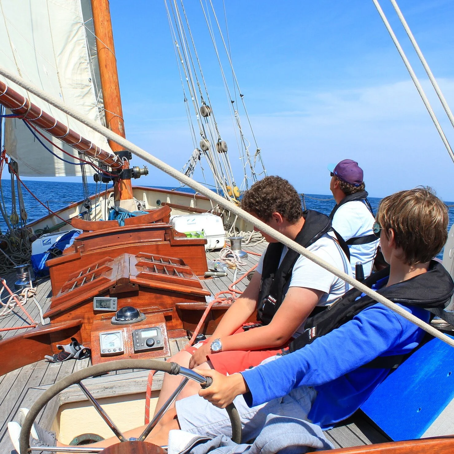 small yacht adventure sailing