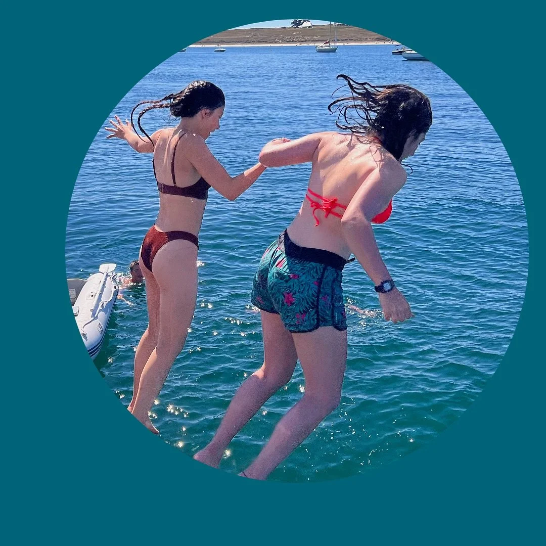 girls-swimming2-circles-1.jpg