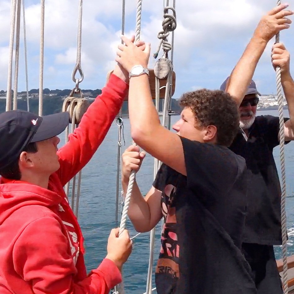 Will+and+two+boys+raising+a+sail.jpg
