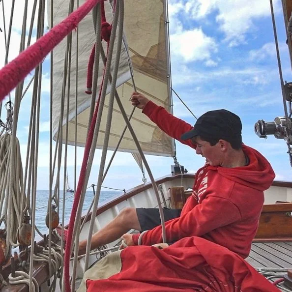 Summer sailing for teens in France