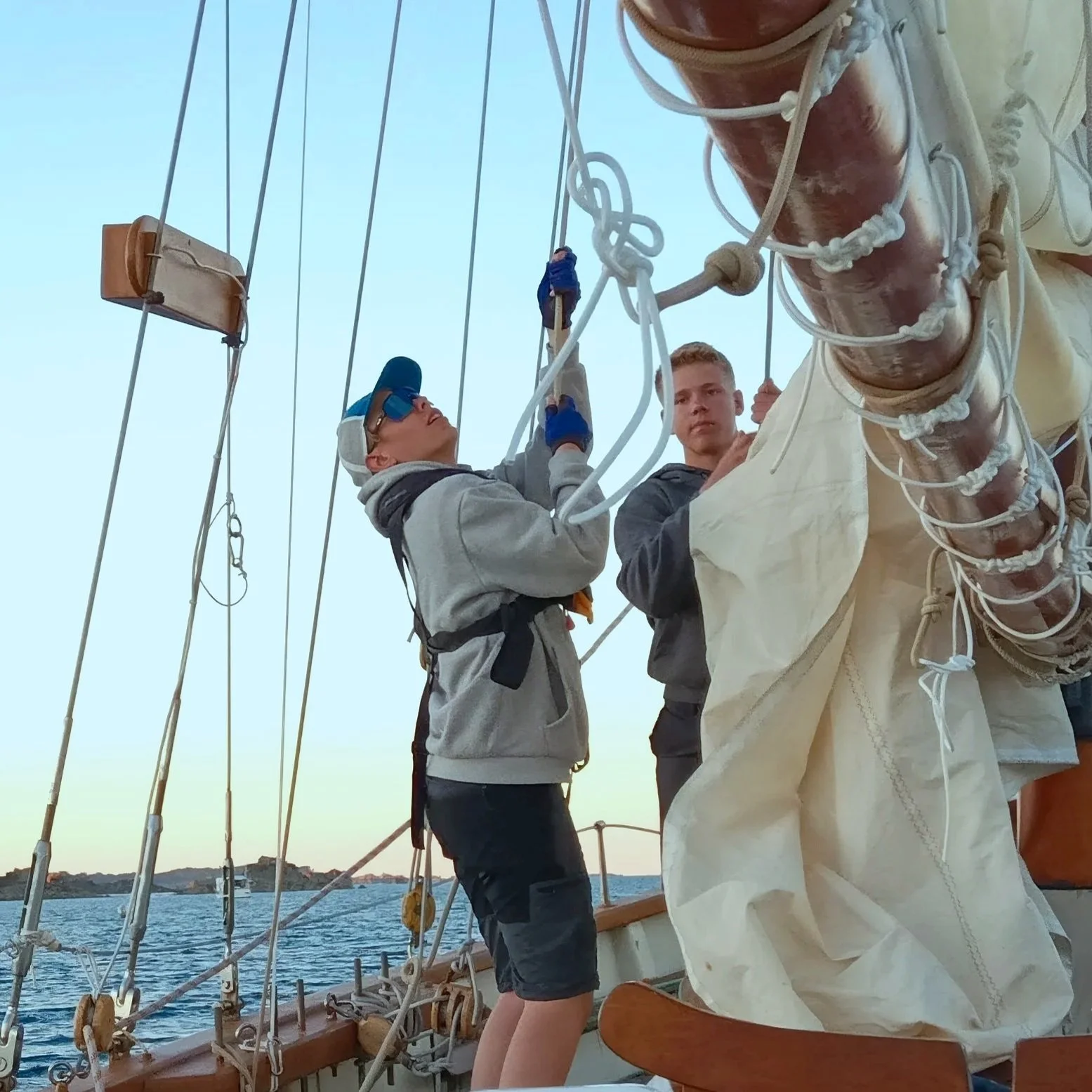 Campamento de vela europeo para adolescentes exigentes