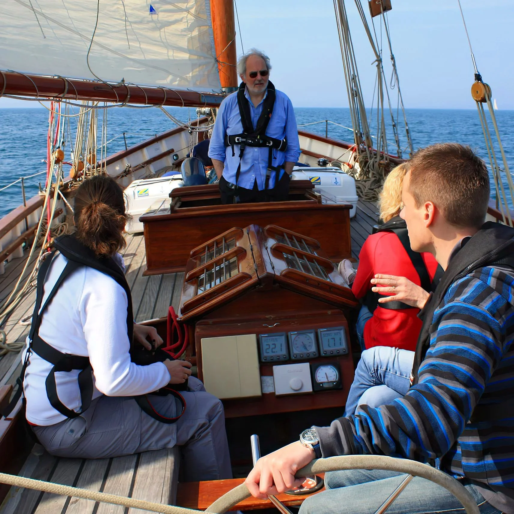 Sailing expeditions for teens in France