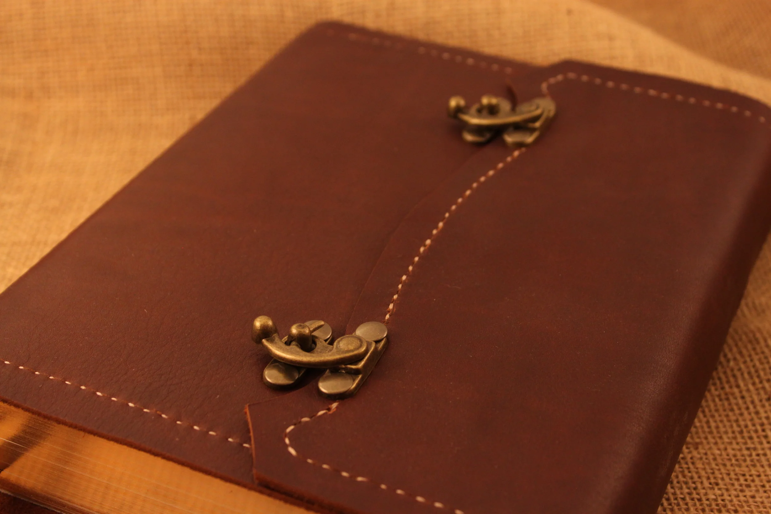 Double swing clasp closure