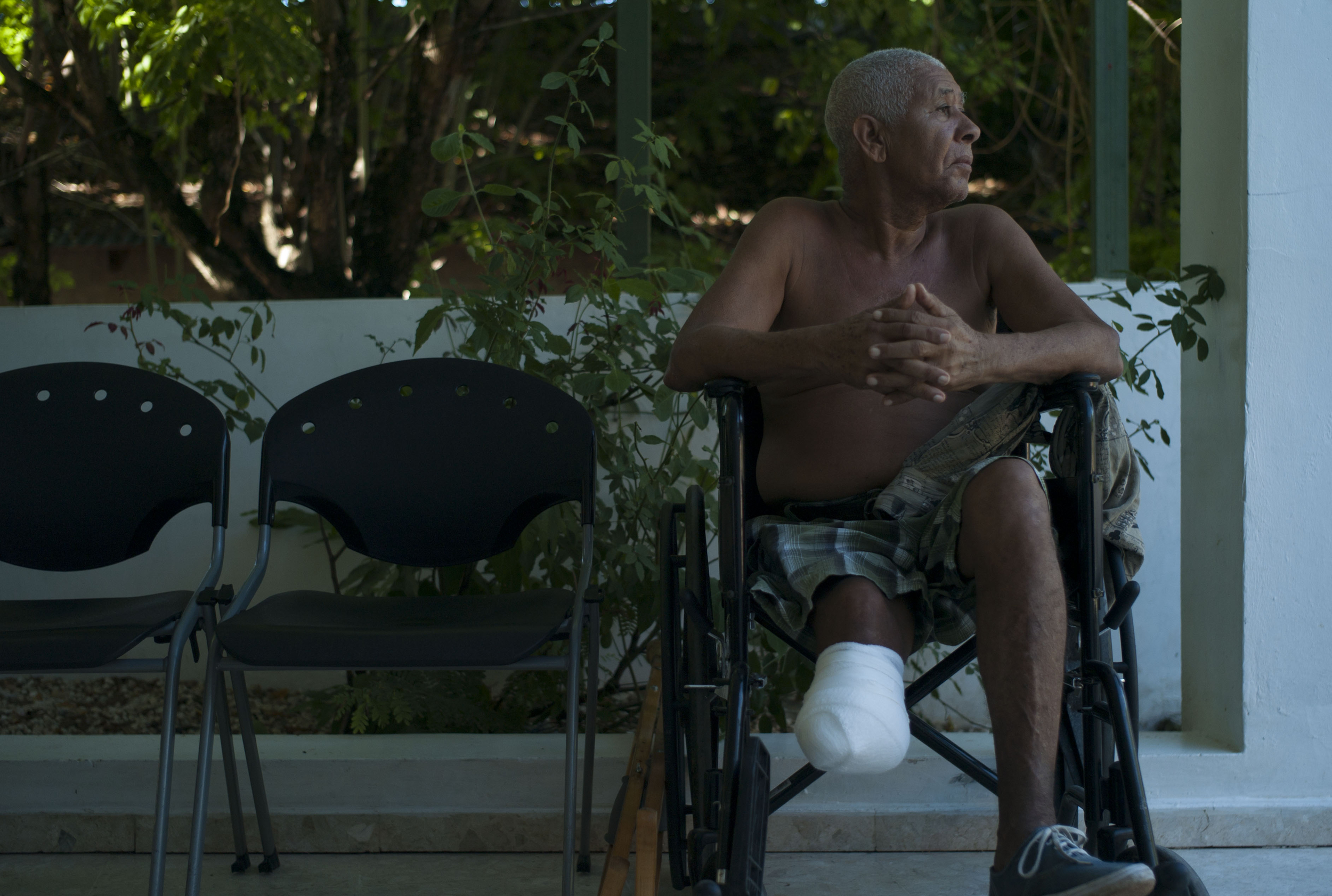  A diabetic amputee waits for his appointment,&nbsp; Paraiso, Dominican Republic.  