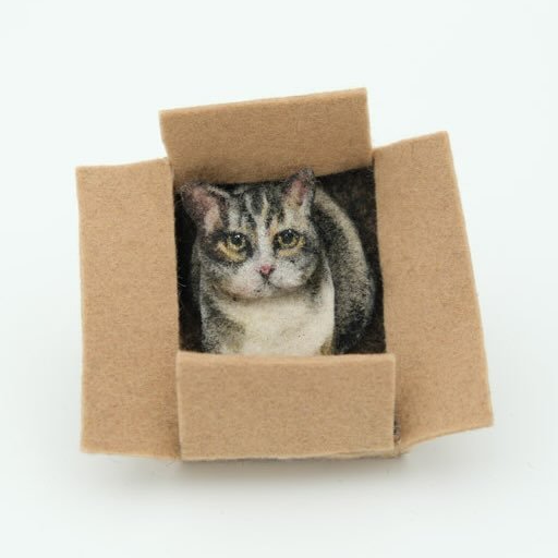 A special commission brooch for a special customer.  She was looking for a gift that would commemorate her best friend&rsquo;s beloved cat. Here is &ldquo;Pismo&rdquo; who loved climbing in boxes. ❤️ Hand painted on felt.