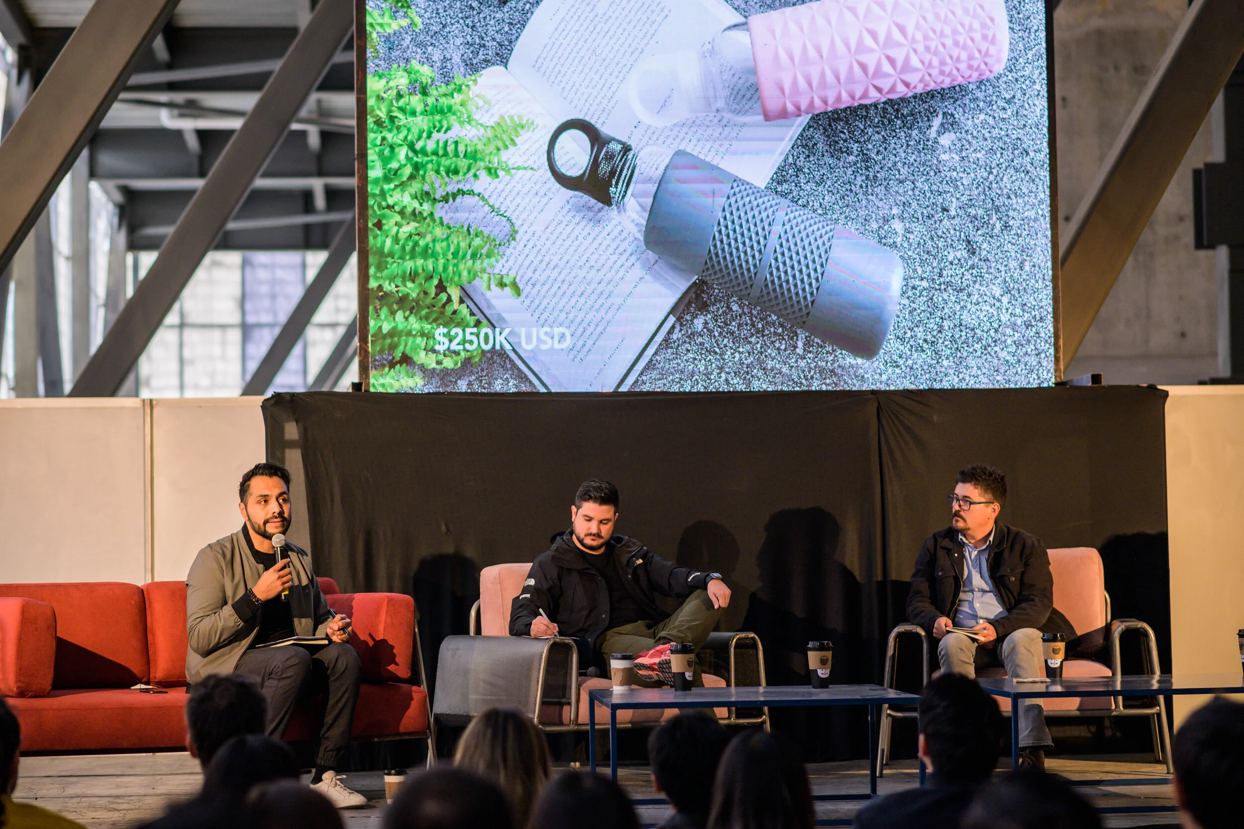 Mesa Redonda en Campamento Feria 