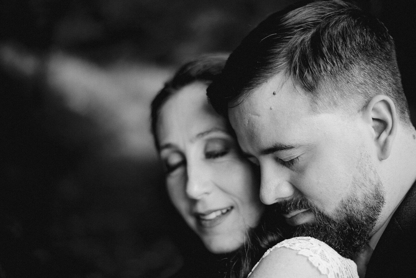 Petra &amp; Dan🖤 
.
.
.
.
.
#bride #bridedress #weddingphotography #weddingportrait #svatba #svatba2021 #svatba2020 #beremese #storyteller #svatebnifotograf #svatbakarlovarskykraj #junebugweddings #wedding  #svatebnisaty #svatebnifotograf #svatba202