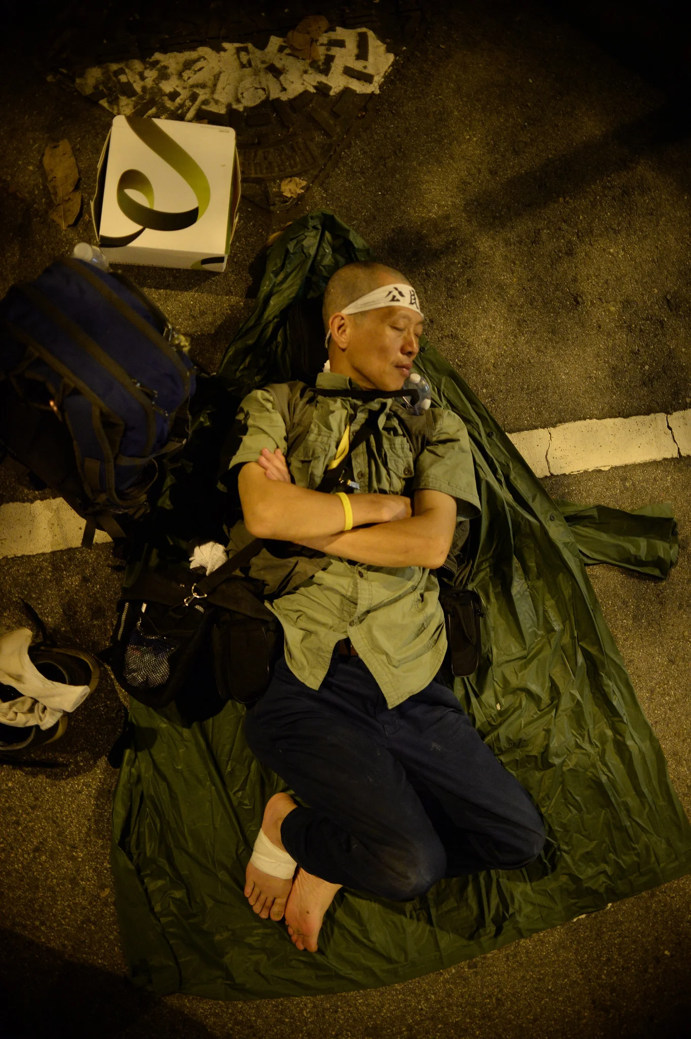 An older occupier sleeps out in Admiralty, in front of the Chief Executive's office.