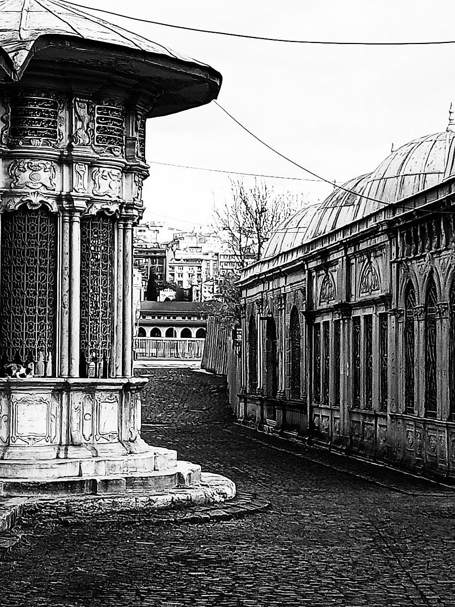 Streets of Eyup, 3..., with a nod to Siebe's b&w Eyup images