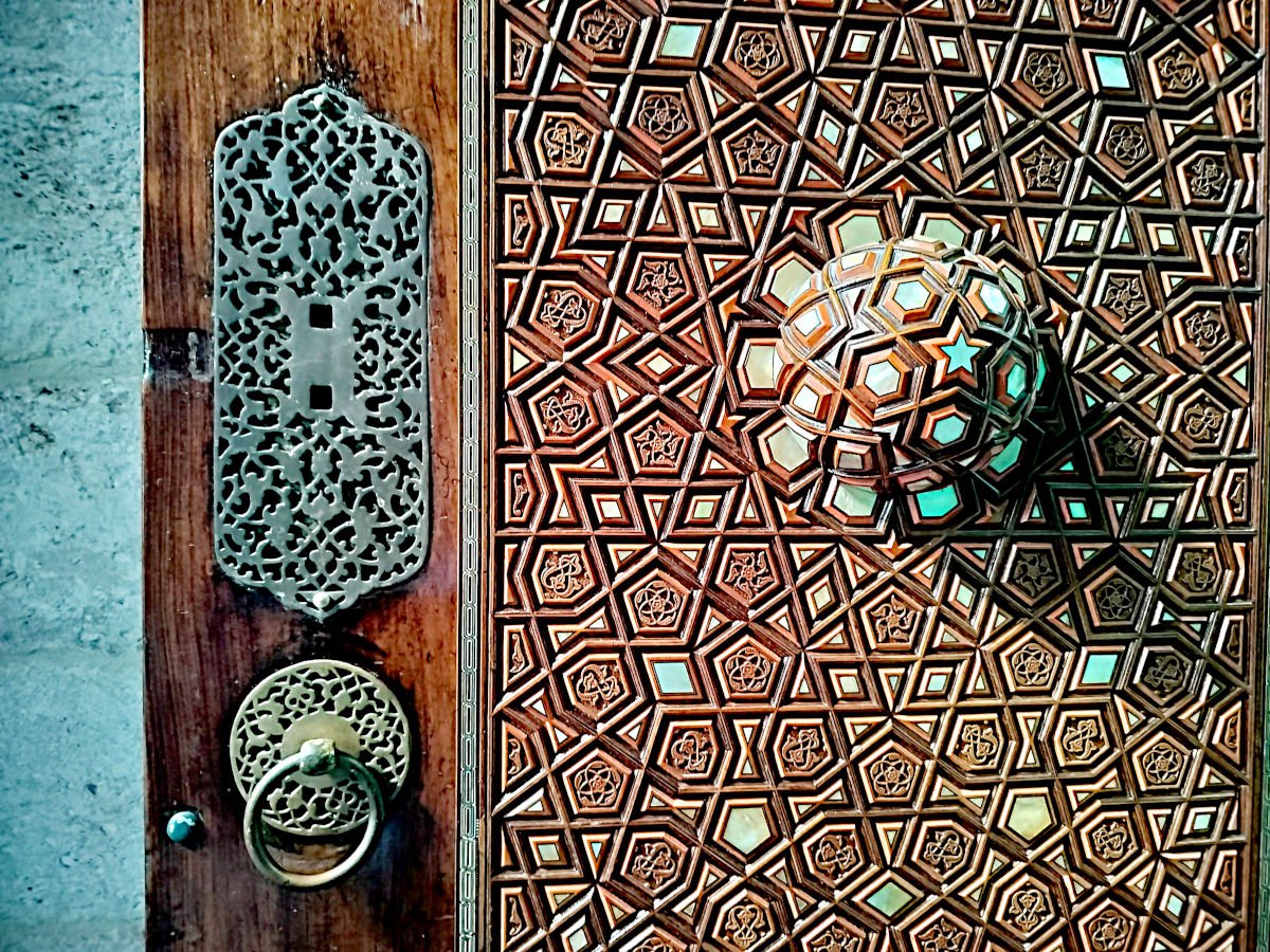 Detail of the entrance door to the Rustem Paşa