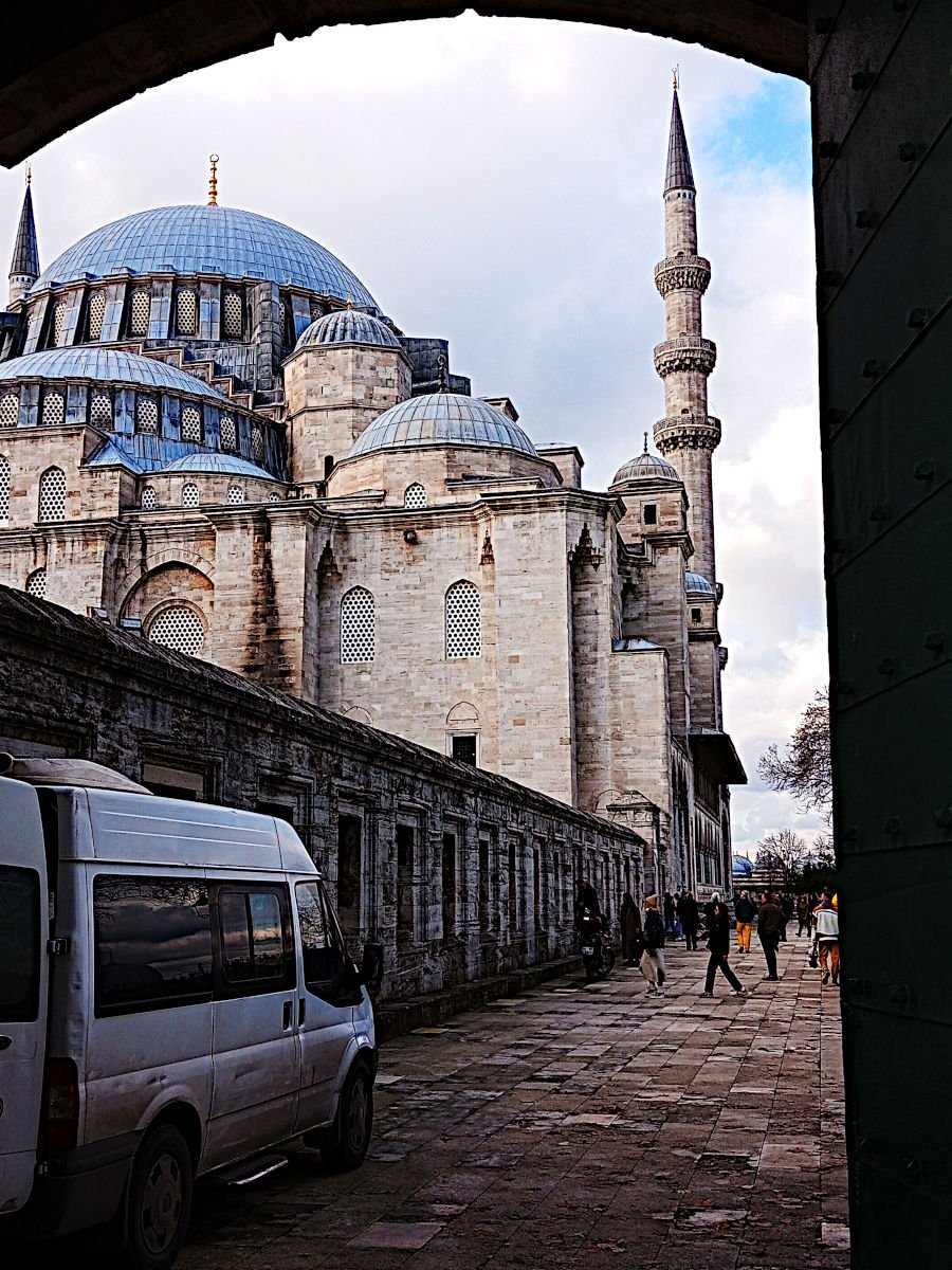 At the gate to the Suleymaniye