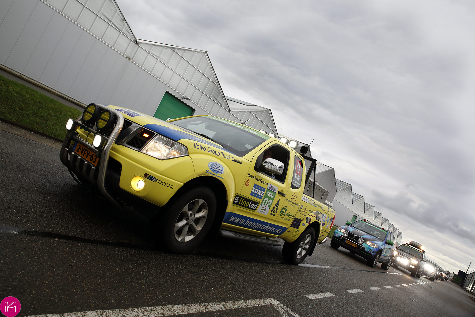 De mannen komen achter aan rijden om op volgorde te gaan staan...