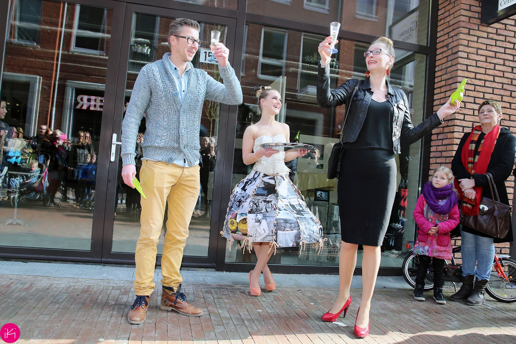 Ons model, in een speciaal voor deze gelegenheid gemaakt rok, kwam ons de sleutel en de prosecco overhandigen. Na een toespraak van beide fotografen werd de fotogallerie officieel geopend.