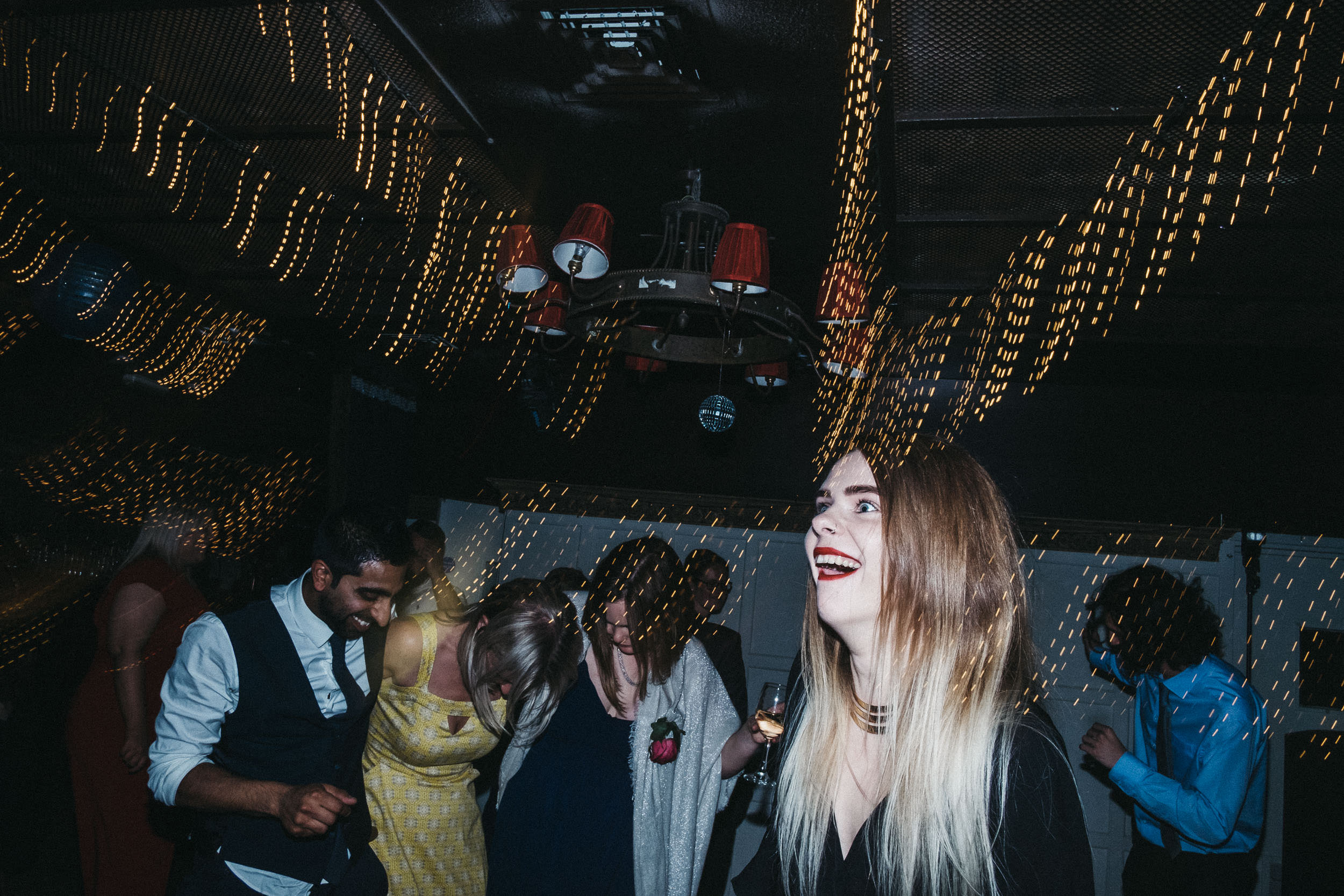 Wedding guest pulls funny face on dance floor