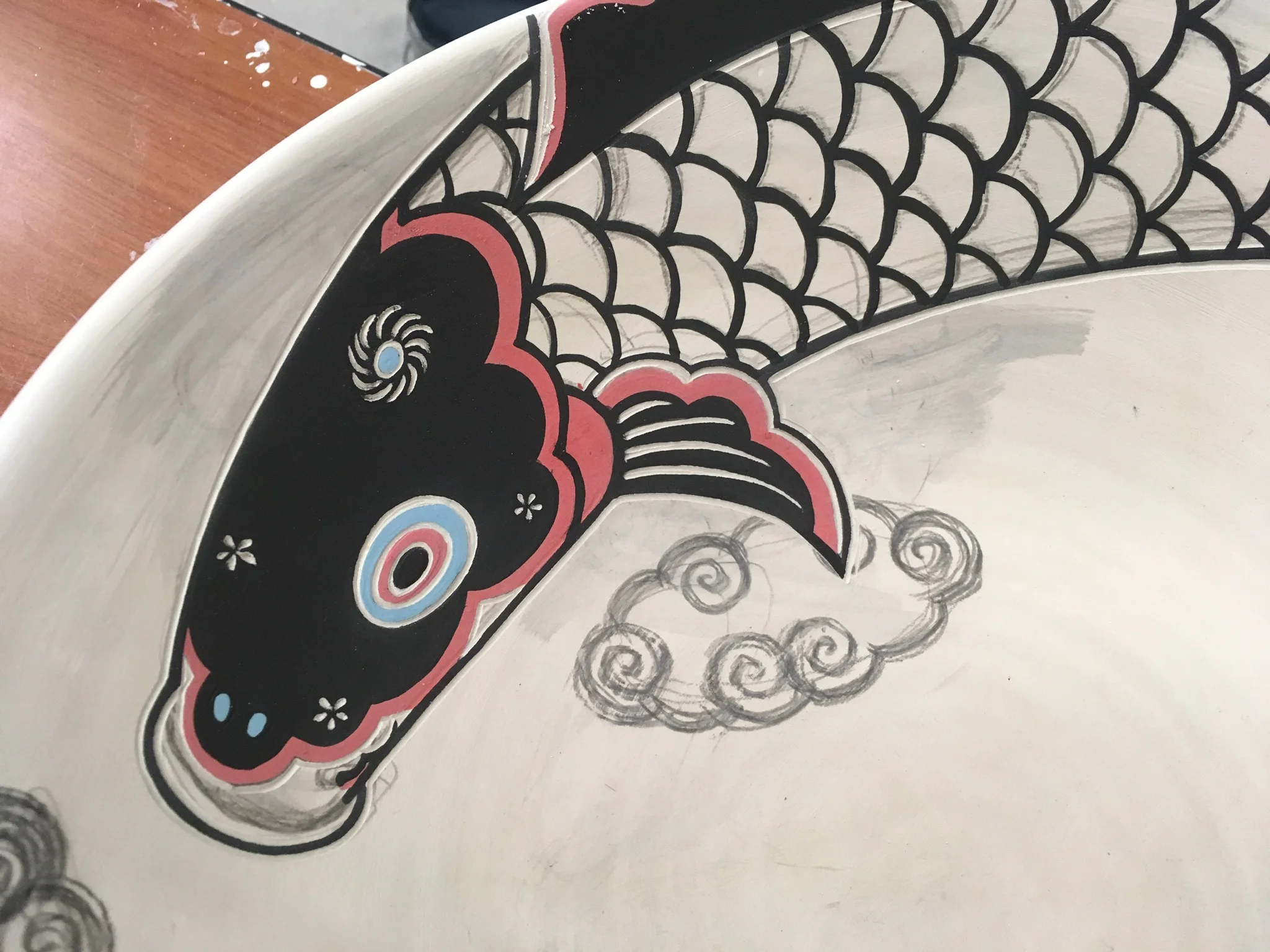 The head part is done with the color underglazes and scraped lines.