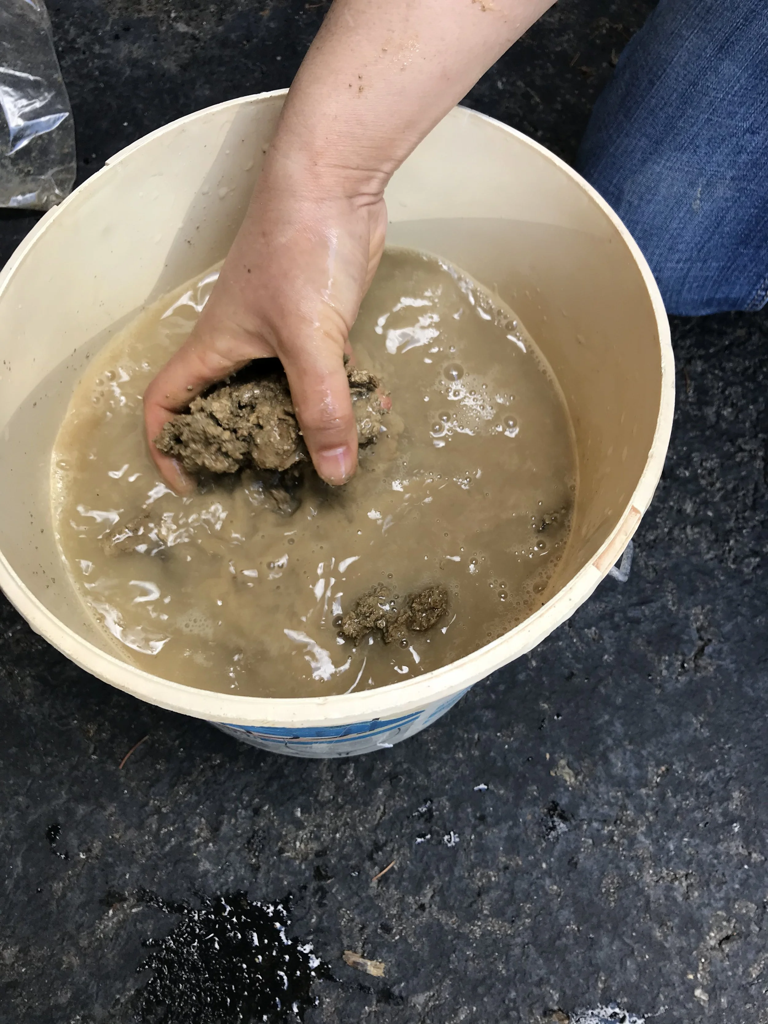 2. Mix clay with water, leave it overnight (soaking)
