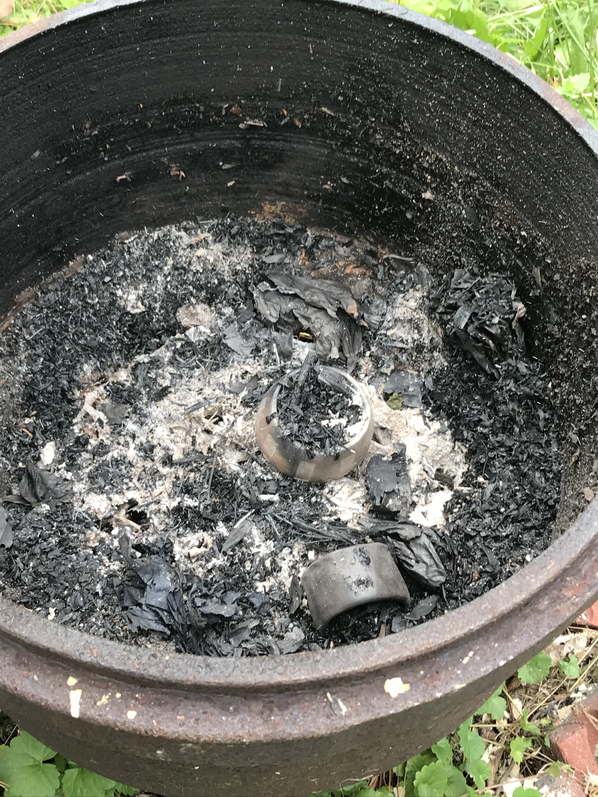 4. Remove the pots once fully cooled. Wait until the metal container is completely cool—usually overnight—before removing the pots. Handling them too early can cause damage or injury.
