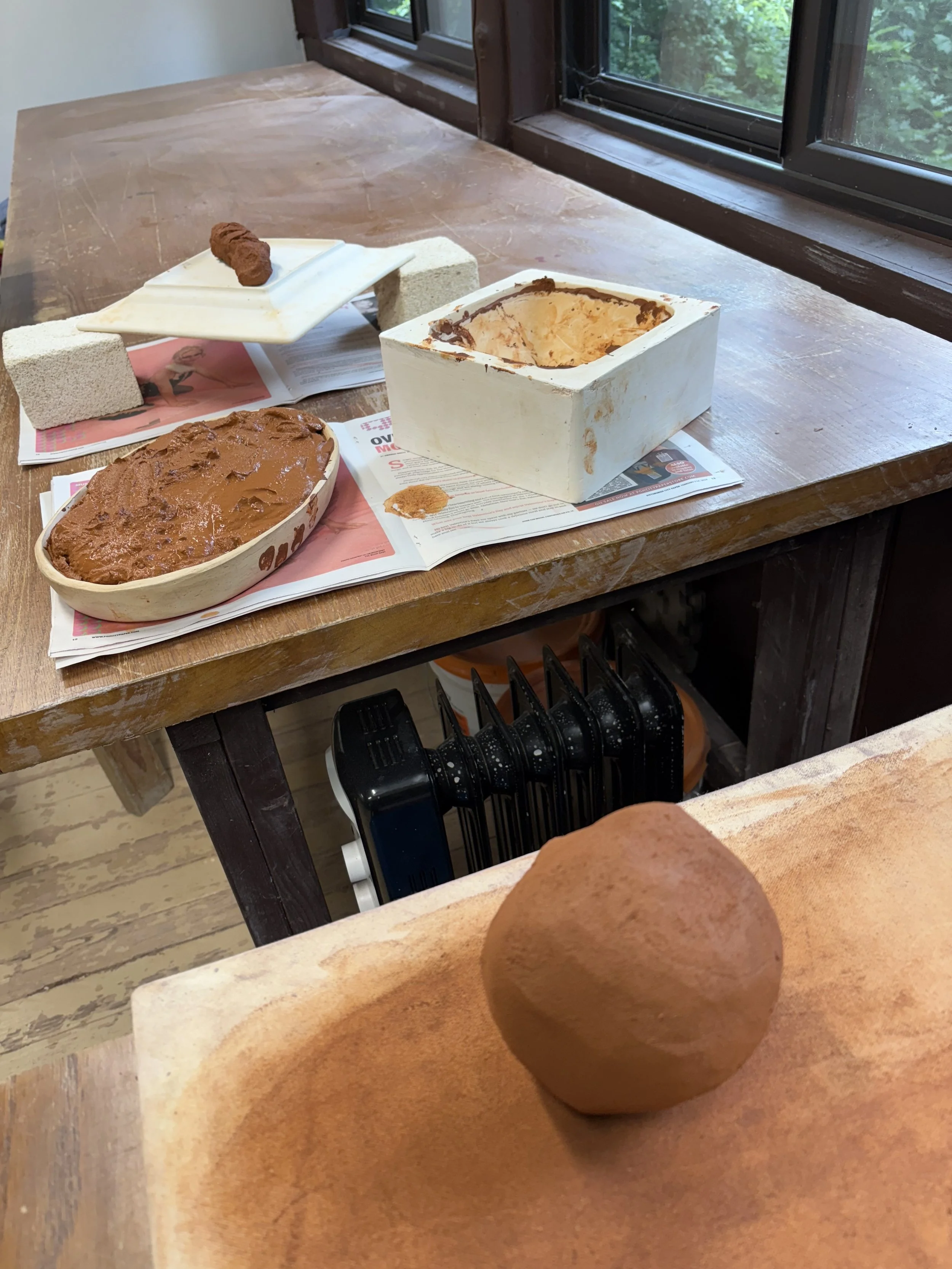 While I was there, I was captivated by the local red clay with mica—its rich colors and the unique blend of coarse sand and smooth texture were mesmerizing. Some artists mentioned that the clay lacked plasticity, so I collected samples from several