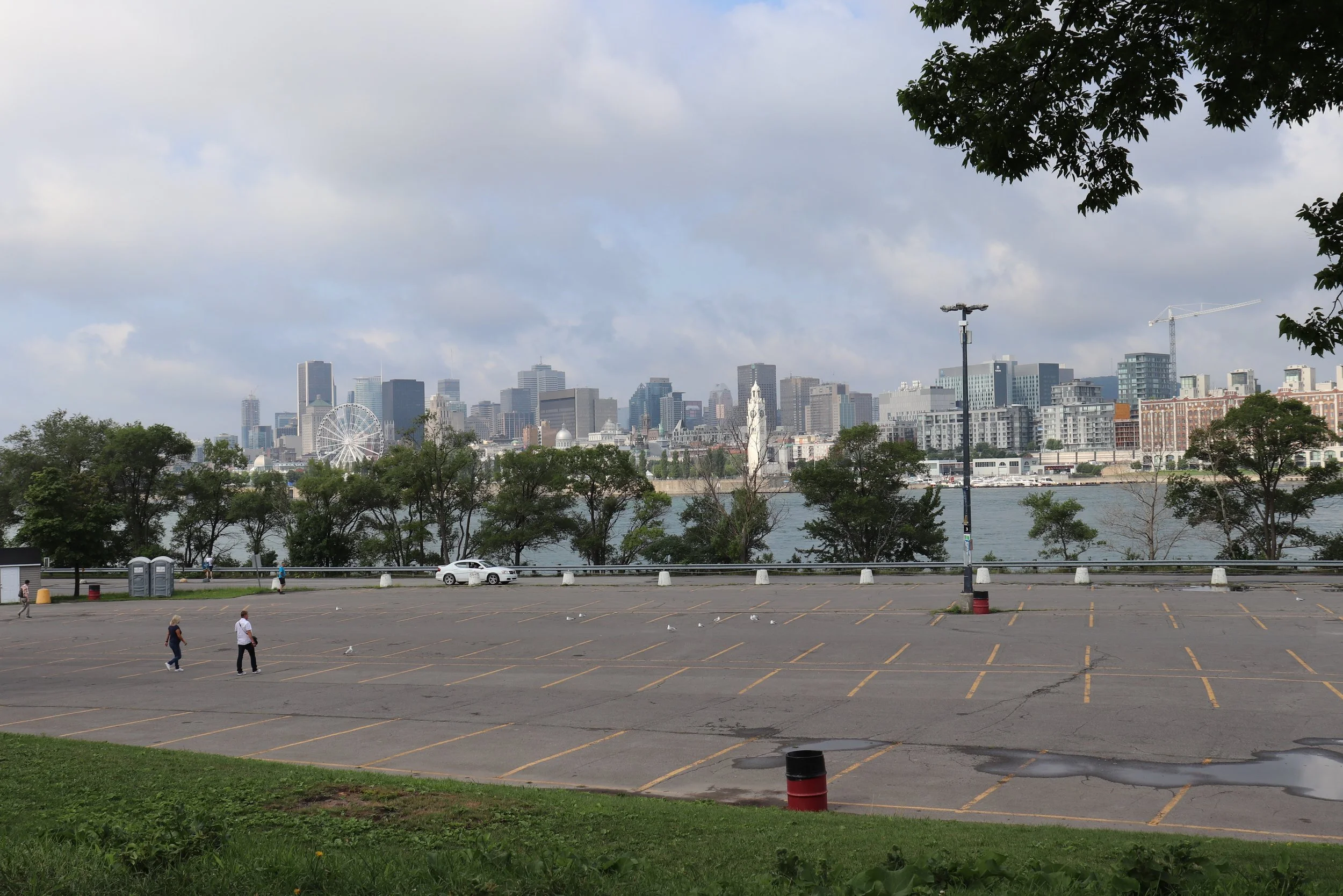 La vue sur la ville est peu mise en valeur, cette partie des îles étant principalement occupée par des stationnements.