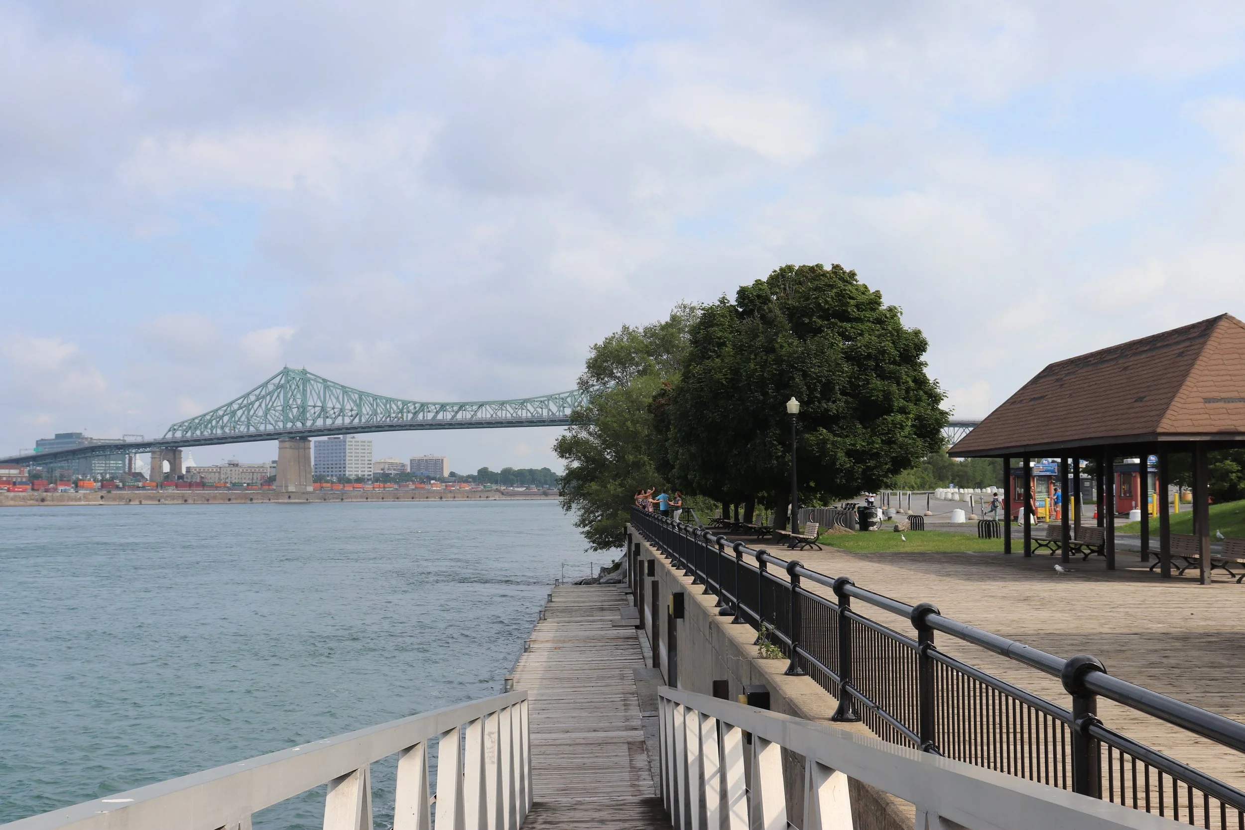 Le quai de la navette fluviale