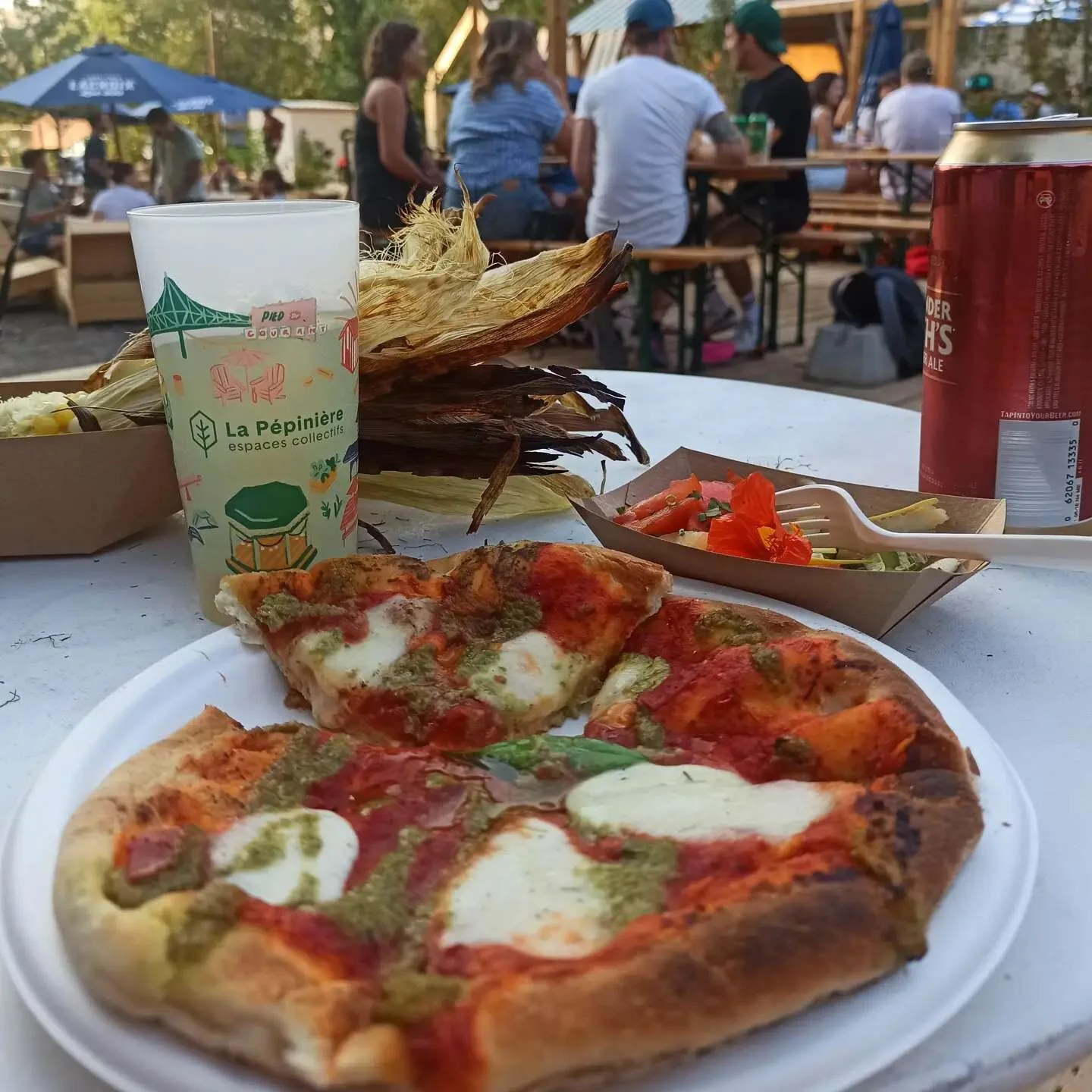 🍕 + 🍹 : Passion pizza margarita au feu de bois et bourbon limonade ! Et vous, qu'est ce que vous aimeriez voir comme menu au Jardin de la Pep ?