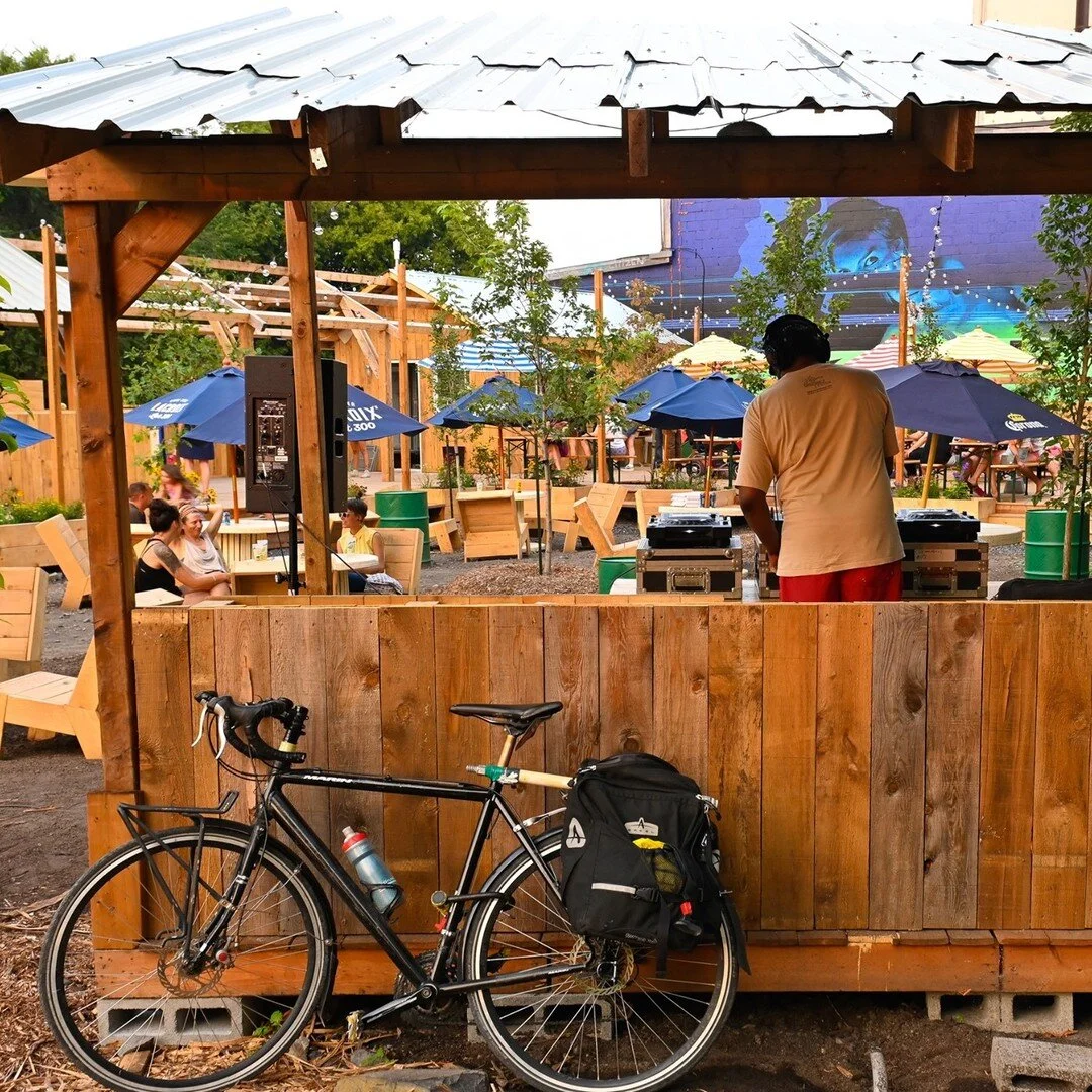 💡 Id&eacute;e de programme pour animer votre dernier vendredi soir du mois d'ao&ucirc;t : prendre un rafra&icirc;chissement , s'installer &agrave; l'ombre des parasols de la terrasse du Jardin de la Pep et profiter du set de @DjAndy William 📀 ! ?