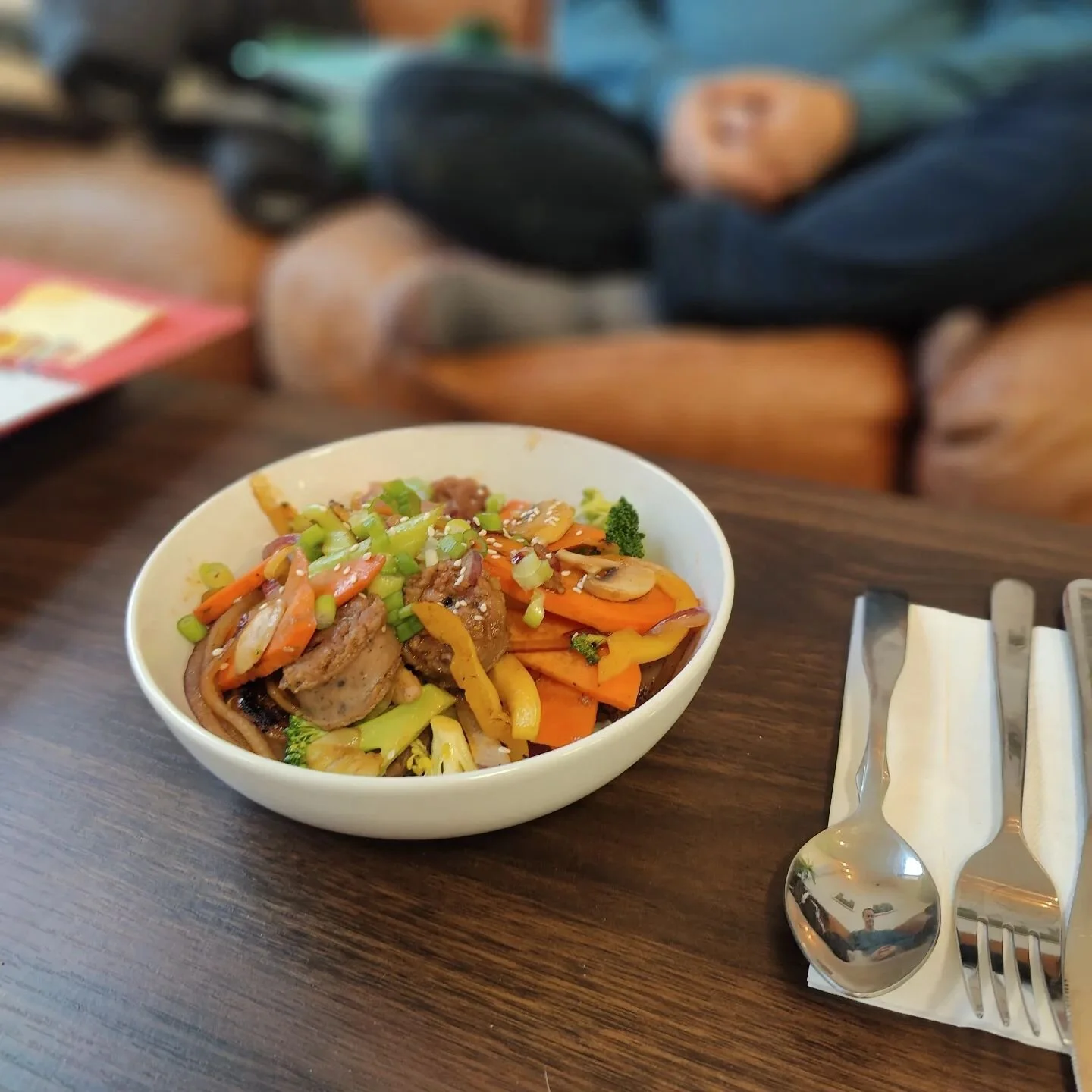 🔸 C'est comme &agrave; la maison mais en mieux ! . . .#cafedelapep #cafemtl #faitmaison #cuisinesaine #authentic #montreal #hochelaga #menudujour #sautedelegume #hiver #chill #sofa #cozy #ambiance #produitsfrais #salade #soupe