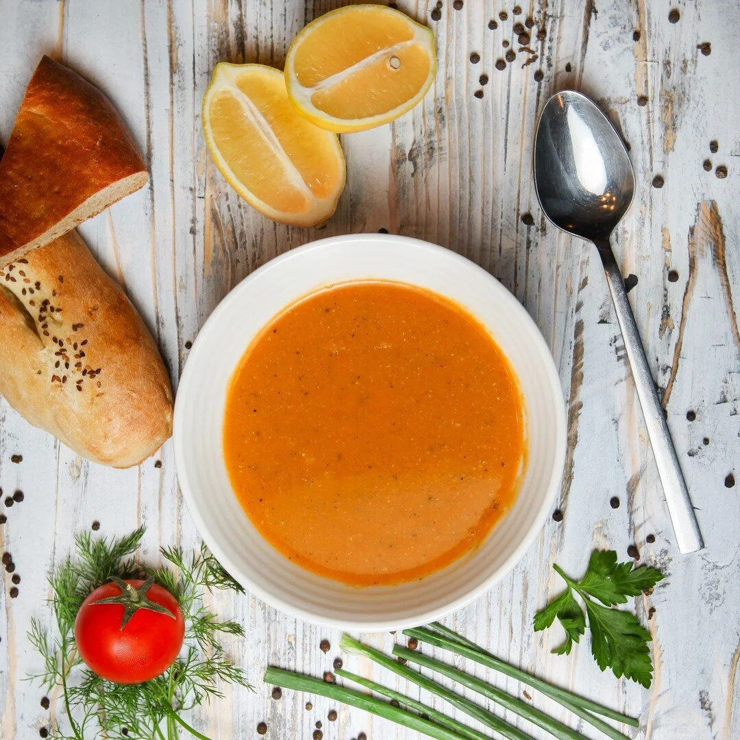 [ AU MENU AUJOURD'HUI 🥣 ] Besoin de r&eacute;confort et de se r&eacute;chauffer par ces temp&eacute;ratures ? Une d&eacute;licieuse soupe de lentilles maison et du grilled cheese vous attendent au Caf&eacute; pour votre d&icirc;ner ! Venez vous r&ea