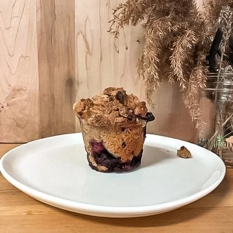 Un petit creux ? On a fait des muffins aux bleuets pour accompagner ton caf&eacute; ! 😌 . . .#muffins #cafedelapep #cafemtl #cafe #dessert #dejeuner #diner #gateau