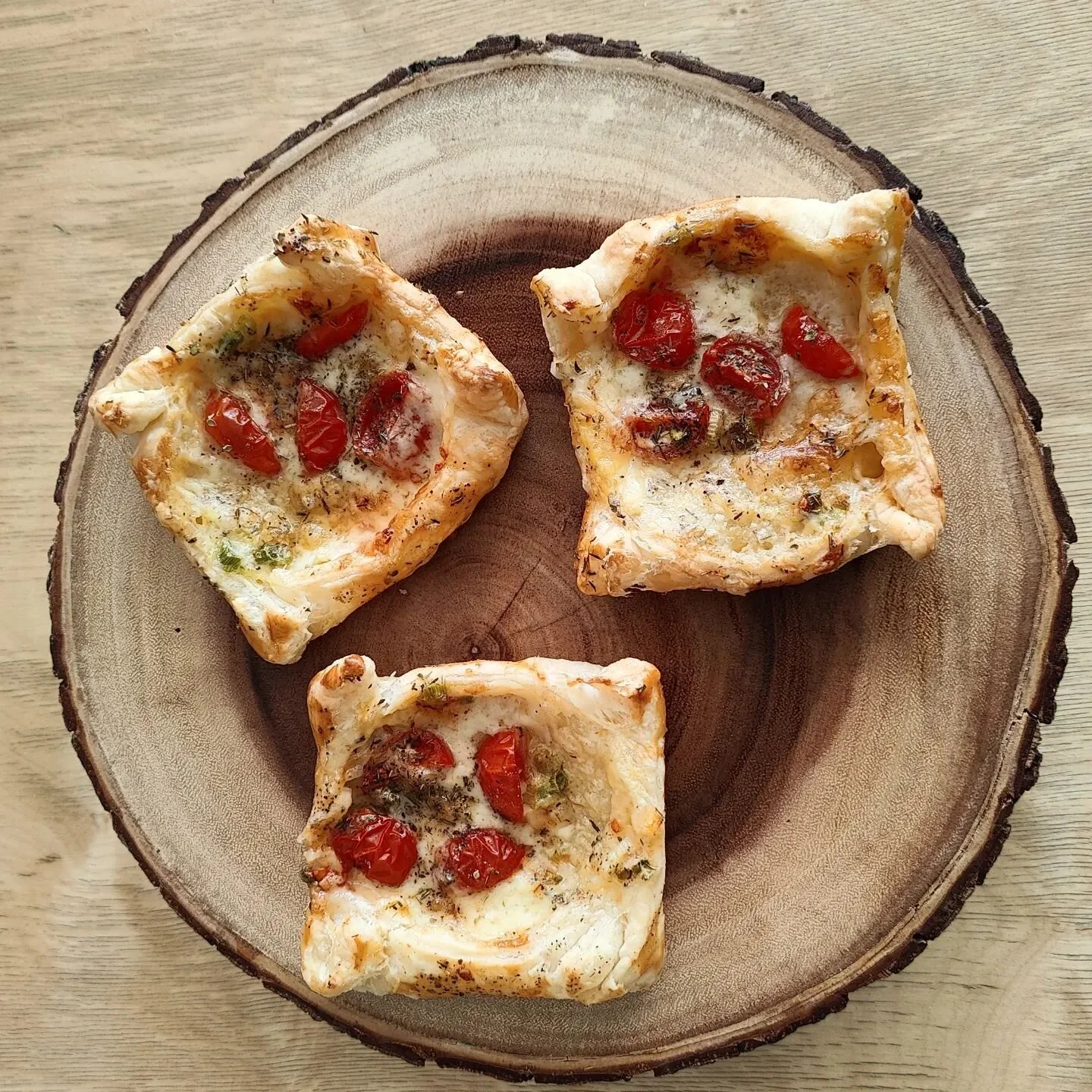 🔸En exclusivit&eacute; aujourd'hui au 3081 rue Ontario E., nous vous proposons un petit encas. Nos feuillet&eacute;s maison tomates, cheddar vieilli, thym et origan. 🔸 On vous attend pour tester &ccedil;a ! . . .#faitmaison #homemadefood #cafedelap