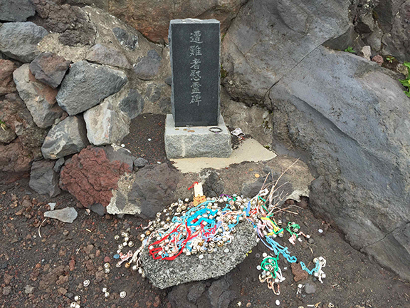 Hikers leave offerings of remembrance (©Deborah Clague)