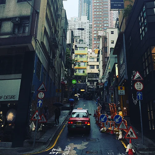 Back alleys of Central district (©Deborah Clague, 2018).