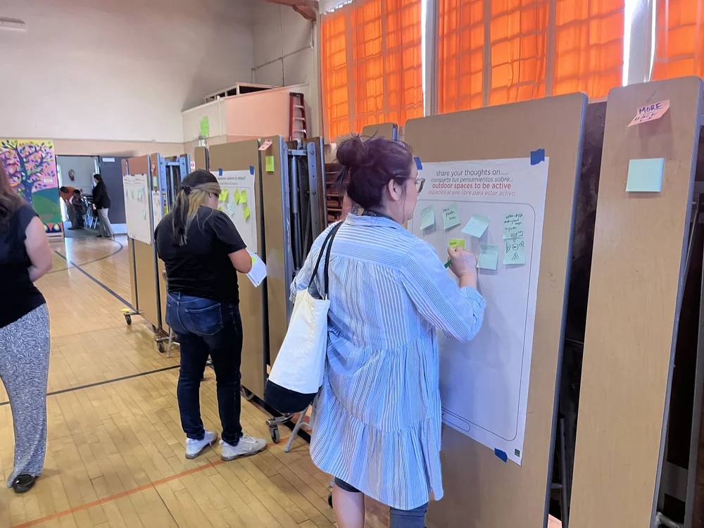  Teachers and caretakers provide feedback via sticky notes at an open house event 