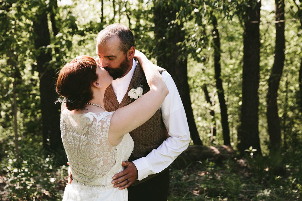 cleveland-wedding-photographer-hines-hill-conference-center-cuyahoga-valley-national-park-barn-vintage-34.jpg