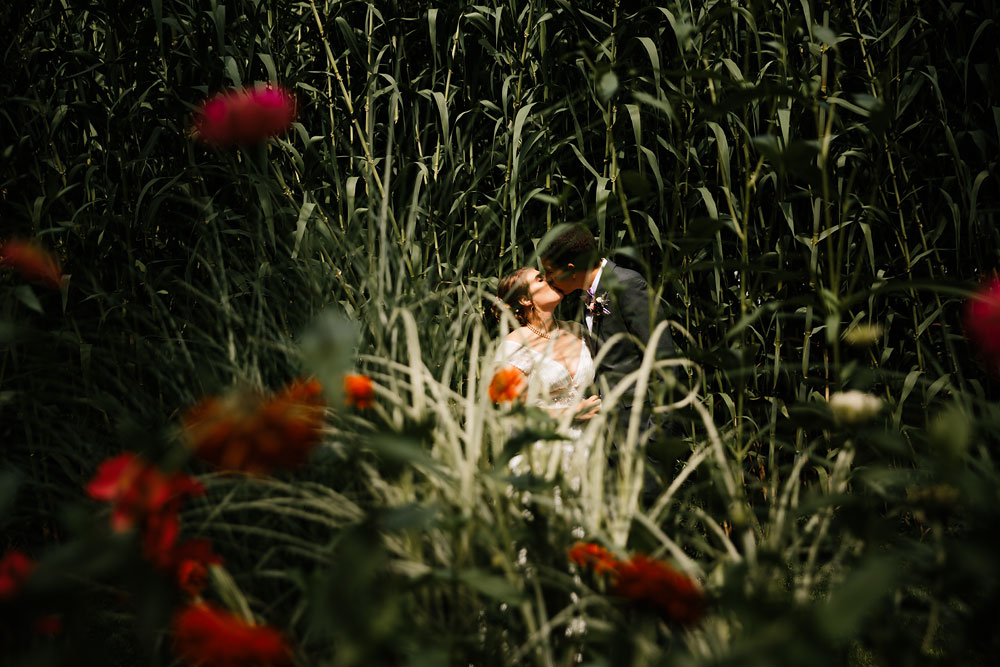 barn-at-wolf-creek-wedding-photography-cleveland-copley-fairlawn-rustic-outdoor-photographers-57.jpg