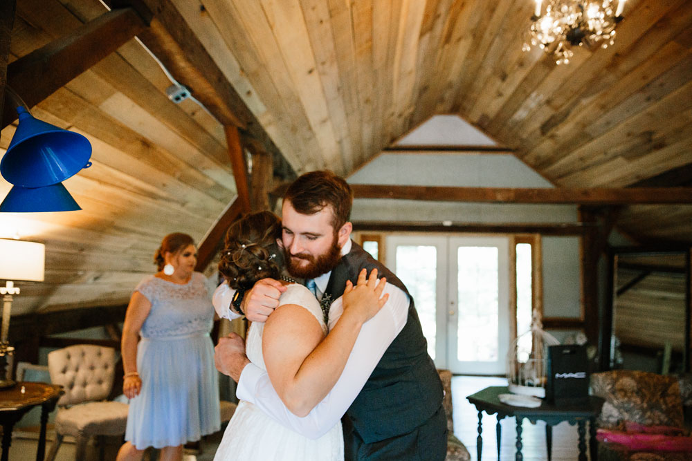 barn-at-wolf-creek-wedding-photography-cleveland-copley-fairlawn-rustic-outdoor-photographers-91.jpg