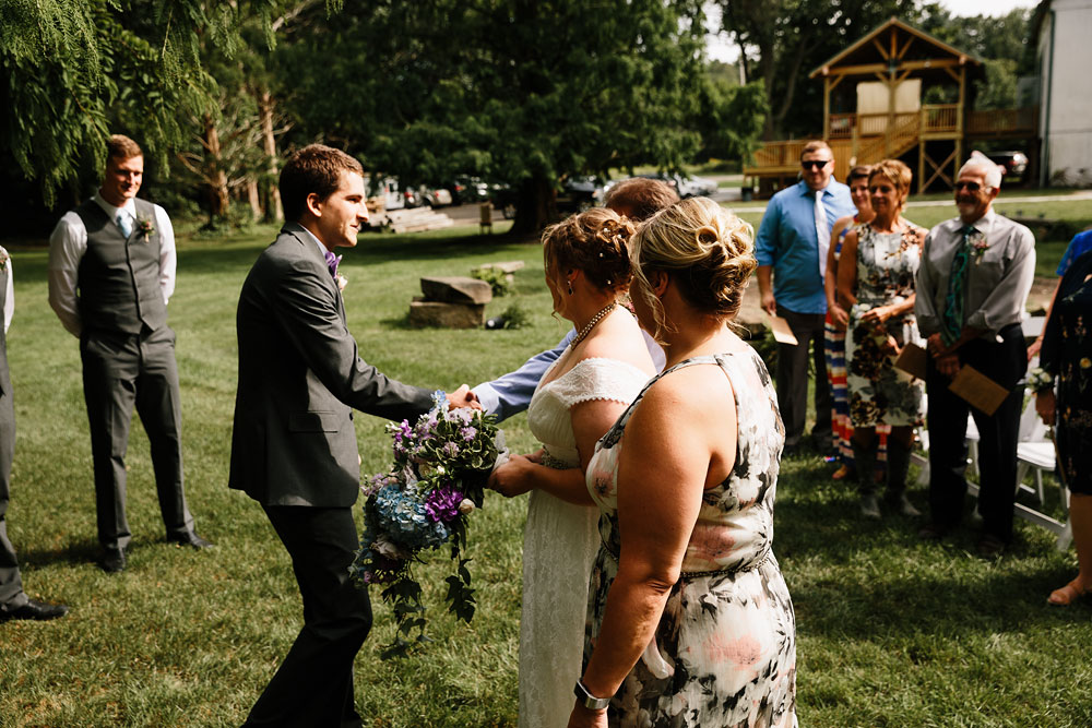 barn-at-wolf-creek-wedding-photography-cleveland-copley-fairlawn-rustic-outdoor-photographers-108.jpg