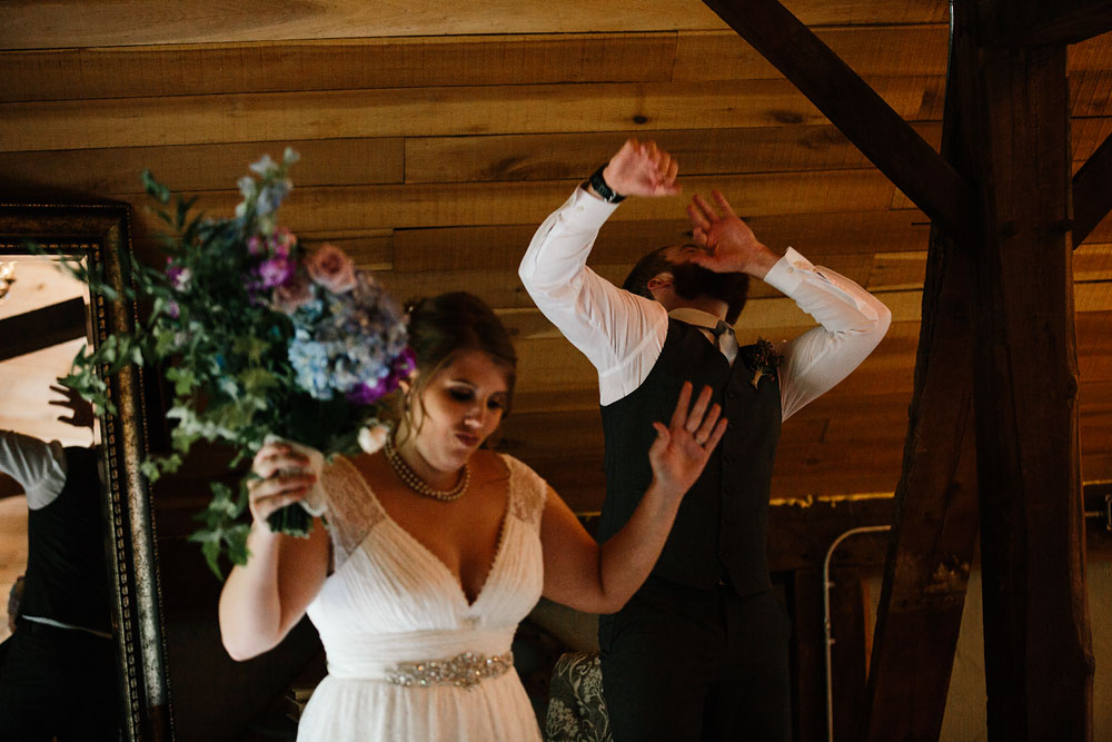 barn-at-wolf-creek-wedding-photography-cleveland-copley-fairlawn-rustic-outdoor-photographers-120.jpg