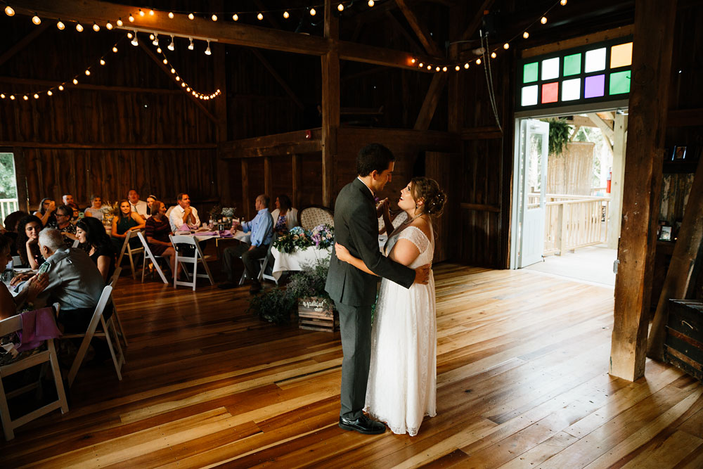 barn-at-wolf-creek-wedding-photography-cleveland-copley-fairlawn-rustic-outdoor-photographers-163.jpg